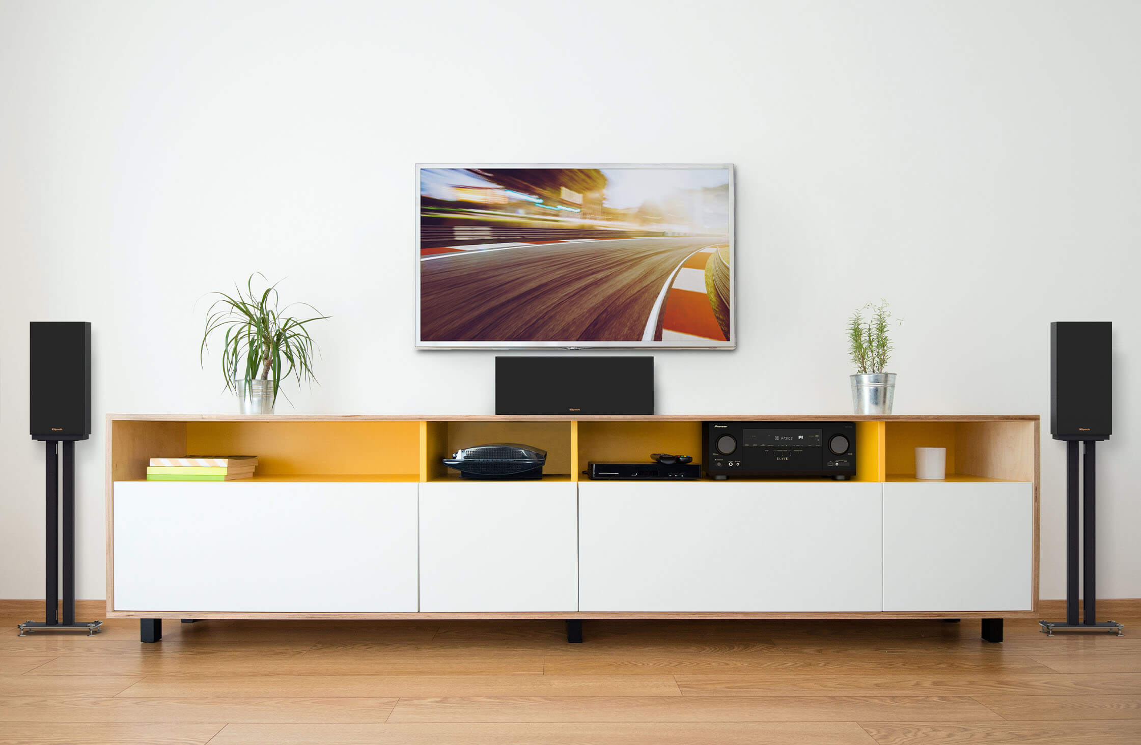 markenbilder_0005_Pioneer VSX-935 1 - KD Series Lifestyle Image markenbilder_0005_Pioneer VSX-935 1 - KD Series Lifestyle Image